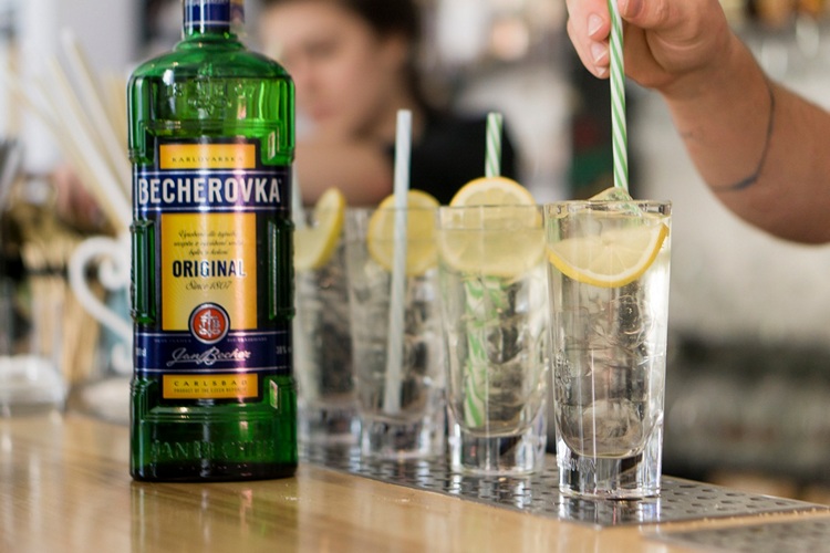 С чем и как пьют Бехеровку — 5 способов правильно пить и закусывать травяной биттер