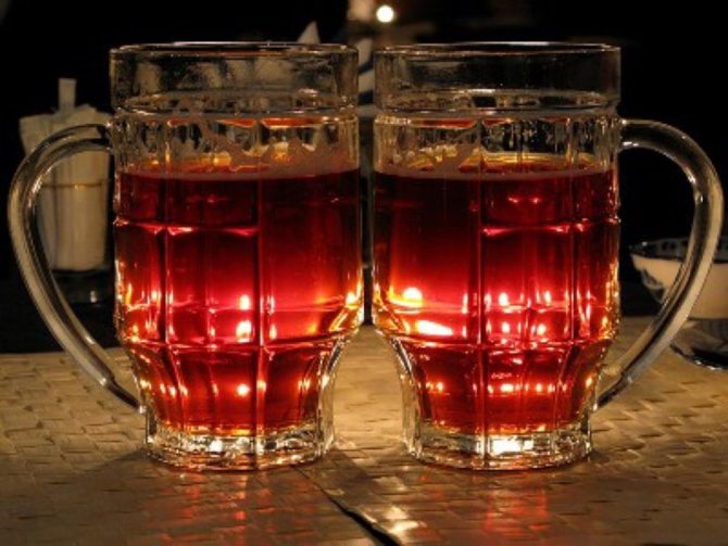 два бокала красного пива