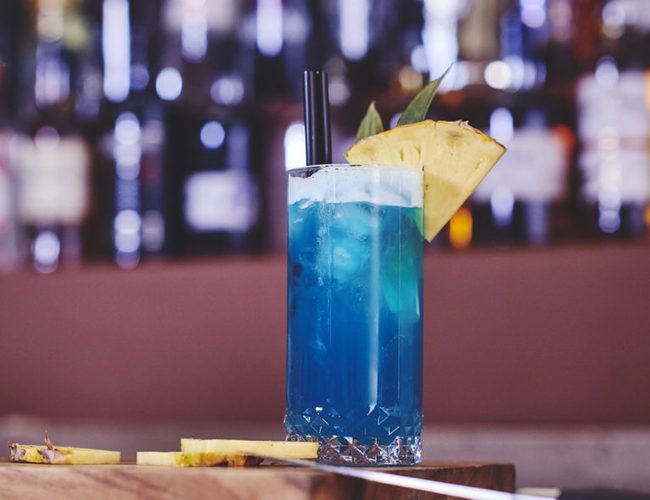 Голубая лагуна коктейль. Состав, рецепты приготовления классического алкогольного и безалкогольного
