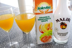 коктейль с соком апельсина и кокосовым ромом малибу