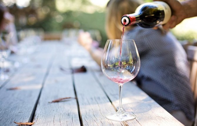 Как открыть вино в глиняной бутылке